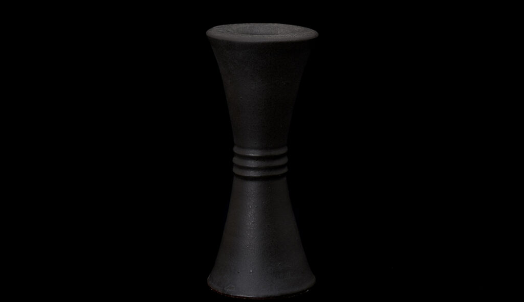 黒唐津立鼓形花生けDark Karatsu Hourglass-shaped Flower Vase